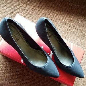 7.5 black Impo dress shoe